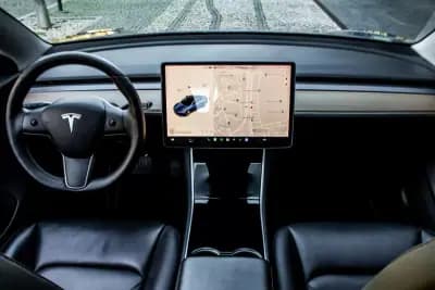 Vendo Tesla Model 3 2020 - 29750 EUR, 73831 km - AUTO.MOTO.pt