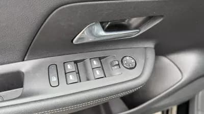 Vendo Opel Mokka-e 2023 - 23990 EUR, 9530 km - AUTO.MOTO.pt