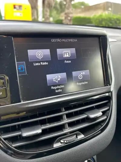 Vendo Peugeot 208 2017 - 9980 EUR, 129000 km - AUTO.MOTO.pt