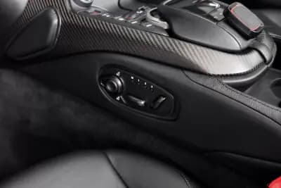 Sell Aston Martin V8 Vantage Roadster 2021 - 165000 EUR, 14873 km - AUTO.MOTO.pt