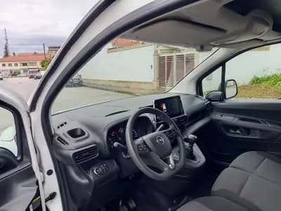 Vendo Opel Combo 2022 - 11990 EUR, 140600 km - AUTO.MOTO.pt
