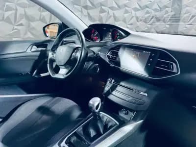 Vendo Peugeot 308 2018 - 11990 EUR, 102610 km - AUTO.MOTO.pt