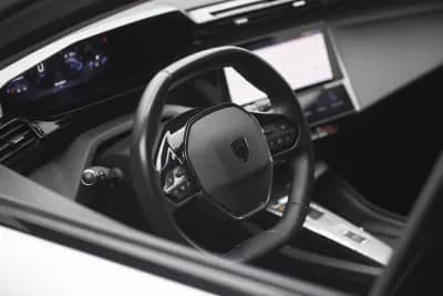 Vendo Peugeot 308 2022 - 22900 EUR, 133639 km - AUTO.MOTO.pt