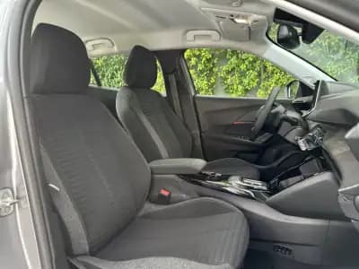 Vendo Peugeot e-2008 2023 - 22500 EUR, 46500 km - AUTO.MOTO.pt