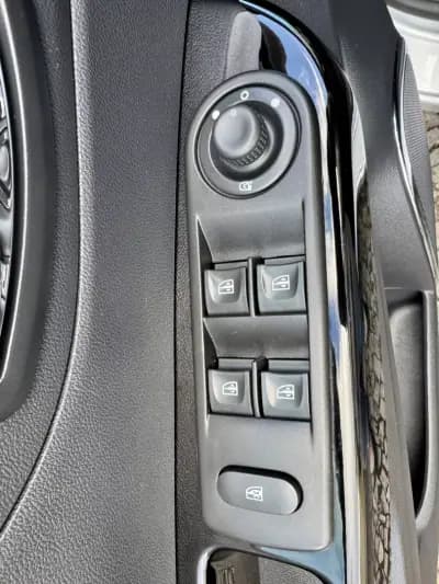 Vendo Renault Captur 2017 - 14500 EUR, 69158 km - AUTO.MOTO.pt