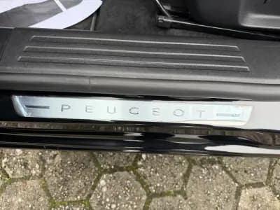 Vendo Peugeot e-2008 2023 - 24900 EUR, 10624 km - AUTO.MOTO.pt