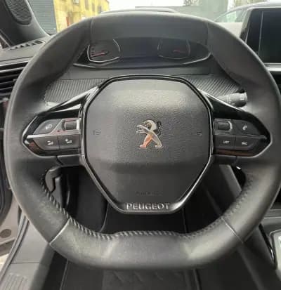 Vendo Peugeot 2008 2023 - 19750 EUR, 69580 km - AUTO.MOTO.pt