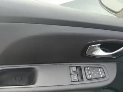 Sell Renault Clio 2017 - 10900 EUR, 135702 km - AUTO.MOTO.pt