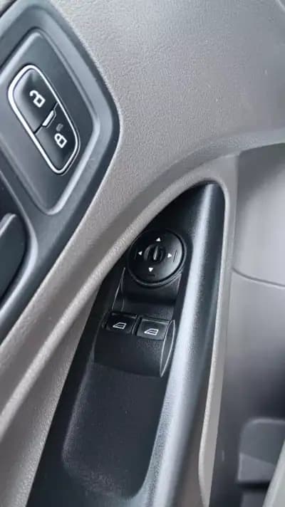 Vendo Ford Transit Connect 2018 - 12300 EUR, 207321 km - AUTO.MOTO.pt