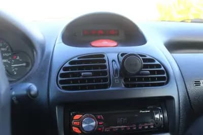 Sell Peugeot 206 2003 - 2750 EUR, 194000 km - AUTO.MOTO.pt