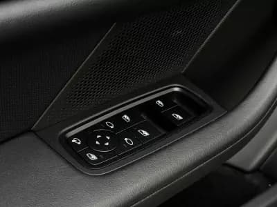 Vendo Porsche Taycan 2023 - 74990 EUR, 35900 km - AUTO.MOTO.pt