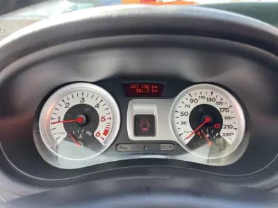 Vendo Renault Clio 2011 - 8750 EUR, 227156 km - AUTO.MOTO.pt