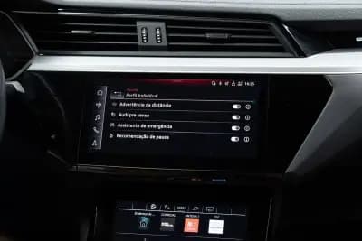 Vendo Audi Q8 e-Tron Sportback 2023 - 49950 EUR, 55000 km - AUTO.MOTO.pt