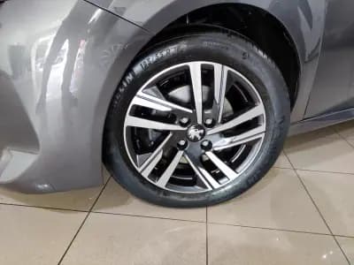 Sell Peugeot 208 2018 - 13990 EUR, 37000 km - AUTO.MOTO.pt