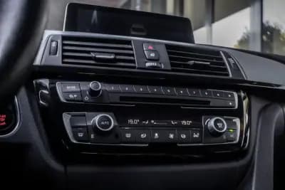 Vendo BMW 318 2015 - 16900 EUR, 246569 km - AUTO.MOTO.pt