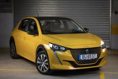 Vendo Peugeot e-208 2021 - 14350 EUR, 65000 km - AUTO.MOTO.pt