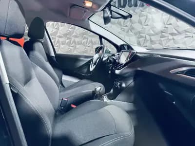 Vendo Peugeot 208 2017 - 8990 EUR, 100342 km - AUTO.MOTO.pt