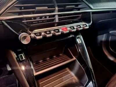 Vendo Peugeot 208 2020 - 21990 EUR, 16868 km - AUTO.MOTO.pt