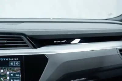 Vendo Audi Q8 e-Tron Sportback 2023 - 49950 EUR, 55000 km - AUTO.MOTO.pt