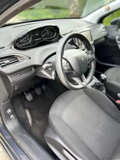 Vendo Peugeot 208 2017 - 9980 EUR, 129000 km - AUTO.MOTO.pt