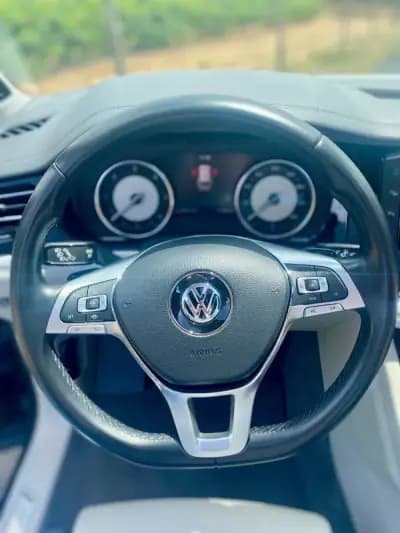 Vendo Volkswagen Touareg 2019 - 47500 EUR, 111935 km - AUTO.MOTO.pt