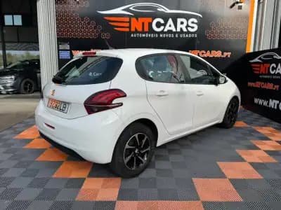 Vendo Peugeot 208 2017 - 11750 EUR, 95494 km - AUTO.MOTO.pt