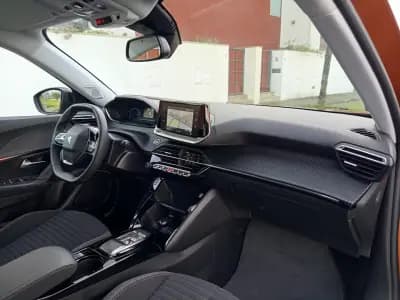 Vendo Peugeot e-2008 2022 - 17990 EUR, 26500 km - AUTO.MOTO.pt