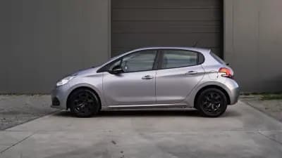 Vendo Peugeot 208 2019 - 9999 EUR, 106000 km - AUTO.MOTO.pt