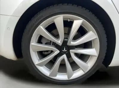 Vendo Tesla Model 3 2020 - 24990 EUR, 52675 km - AUTO.MOTO.pt