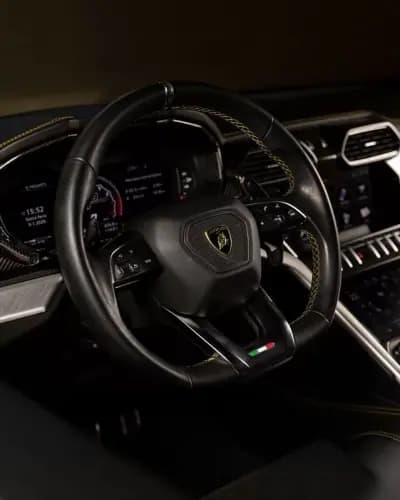 Vendo Lamborghini Urus 2020 - 305000 EUR, 104000 km - AUTO.MOTO.pt