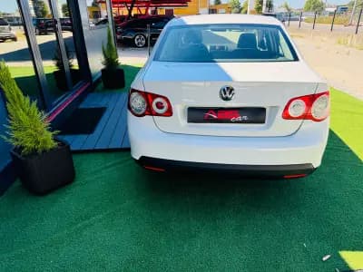 Vendo Volkswagen Jetta 2010 - 8000 EUR, 170000 km - AUTO.MOTO.pt