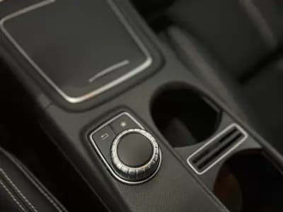 Vendo Mercedes-Benz CLA 180 2018 - 21950 EUR, 77215 km - AUTO.MOTO.pt