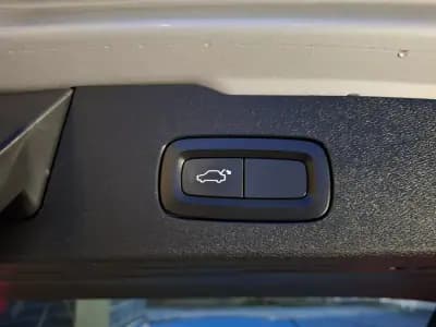 Sell Volvo V60 2018 - 23990 EUR, 117041 km - AUTO.MOTO.pt