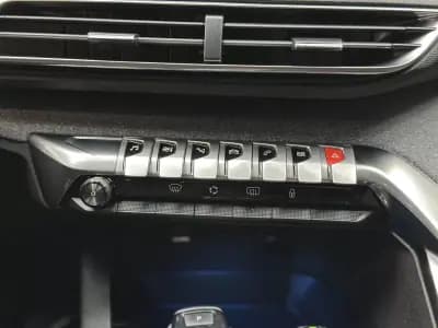 Vendo Peugeot 3008 2020 - 20100 EUR, 142000 km - AUTO.MOTO.pt