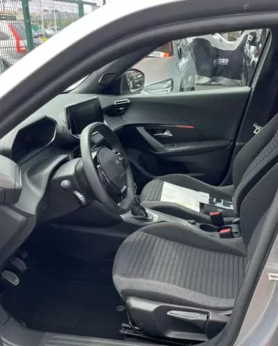 Vendo Peugeot 2008 2023 - 19750 EUR, 69580 km - AUTO.MOTO.pt