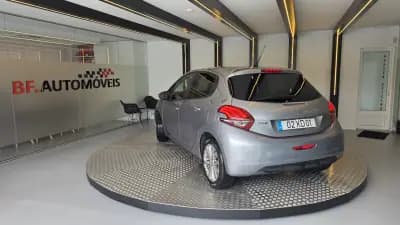 Sell Peugeot 208 2019 - 9900 EUR, 179951 km - AUTO.MOTO.pt