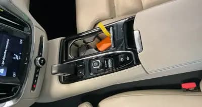 Sell Volvo V60 2020 - 27500 EUR, 130700 km - AUTO.MOTO.pt