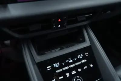 Vendo Porsche Macan 2025 - 88950 EUR, 14000 km - AUTO.MOTO.pt