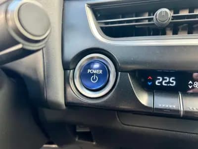 Vendo Lexus UX 250h 2021 - 31990 EUR, 54656 km - AUTO.MOTO.pt