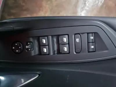 Vendo Peugeot 308 2022 - 16999 EUR, 75000 km - AUTO.MOTO.pt