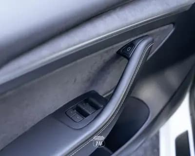 Vendo Tesla Model 3 2022 - 32990 EUR, 121900 km - AUTO.MOTO.pt