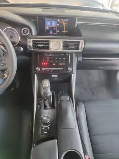 Vendo Lexus IS 300H 2013 - 19990 EUR, 170000 km - AUTO.MOTO.pt