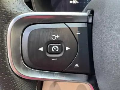 Sell Volvo XC 40 2021 - 31500 EUR, 77000 km - AUTO.MOTO.pt