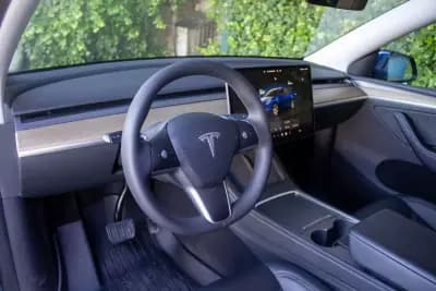 Sell Tesla Model Y 2024 - 39500 EUR, 22300 km - AUTO.MOTO.pt