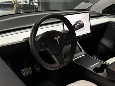 Vendo Tesla Model Y 2024 - 43990 EUR, 35600 km - AUTO.MOTO.pt