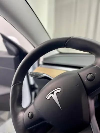 Vendo Tesla Model 3 2019 - 17999 EUR, 166200 km - AUTO.MOTO.pt