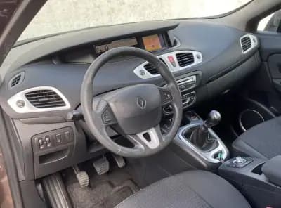 Vendo Renault Scénic 2010 - 7240 EUR, 176000 km - AUTO.MOTO.pt