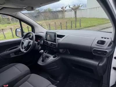 Vendo Opel Combo 2022 - 11990 EUR, 140600 km - AUTO.MOTO.pt