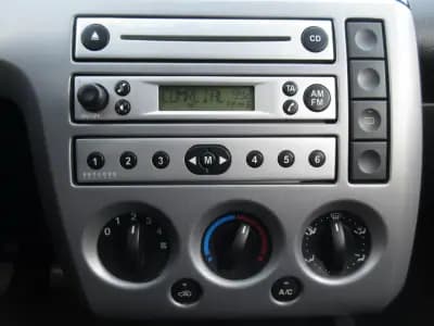 Vendo Ford Fiesta 2005 - 4990 EUR, 204000 km - AUTO.MOTO.pt