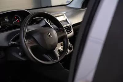 Vendo Peugeot 208 2019 - 9999 EUR, 106000 km - AUTO.MOTO.pt